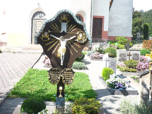 Das kunstvolle Grabdenkmal auf dem Priestergrab im Schapbacher Friedhof erinnert an zwei verdiente Seelsorger.  Foto: Bächle Foto: Schwarzwälder-Bote