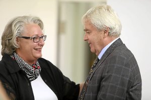 Angela Godawa gratuliert Hans Uhl (rechts) zur Wiederwahl als Ortsvorsteher von Frommern. Foto: Maier