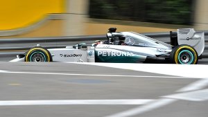 Mercedes verlängert mit Petronas