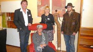Das Ehepaar Ralf und Beate Bohnet mit den beiden Künstlern Muriel Shah (sitzend) und Sebastian Meyer (rechts). Foto: Gog Foto: Schwarzwälder-Bote