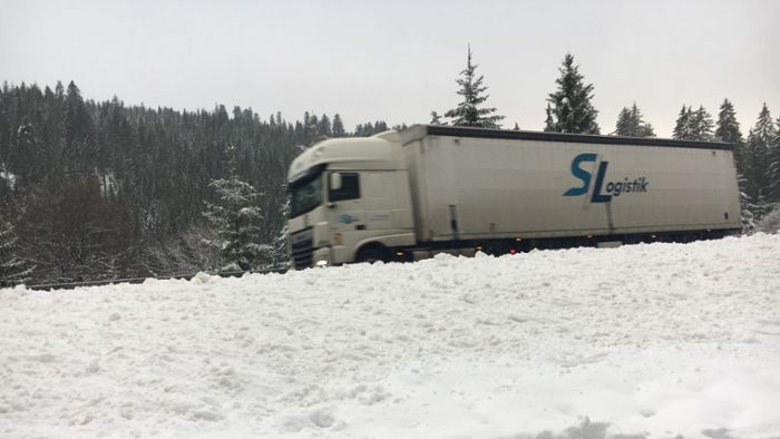 Wintereinbruch im Raum Freudenstadt : Lastwagen bleiben auf Schwarzwaldhochstraße liegen
