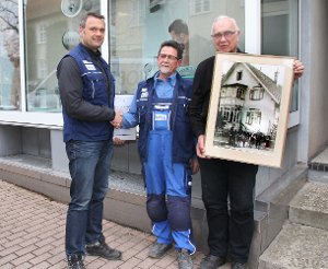 Josef Ohnmacht arbeitet  seit 50 Jahren bei Sanitär Knöbel. Zum Arbeitsjubiläum gratulieren Steffen und Reinhard Knöbel.  Foto: Hübner Foto: Schwarzwälder-Bote