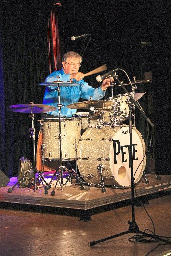 Pete York am Schlagzeug in der Furtwanger Kulturfabrik. Foto: Frank-Gauckler Foto: Schwarzwälder-Bote