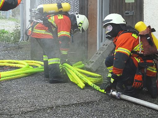 Mit Atemschutzgeräten übte die Feuerwehr Neubulach.  Foto: Stocker Foto: Schwarzwälder-Bote