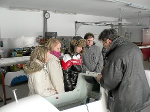 Die Ergenzinger Schüler zeigten sich sehr interessiert bei ihrem Besuch auf dem Fluggelände Eutingen. Foto: privat Foto: Schwarzwälder-Bote
