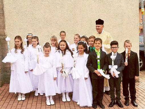 Aus den drei Pfarrgemeinden in Vöhrenbach feierten 14 Kinder ihre Erstkommunion. Foto: Heimpel Foto: Schwarzwälder-Bote