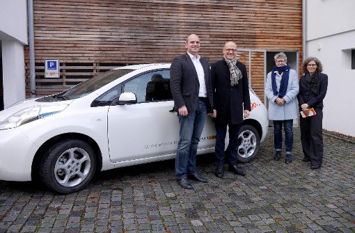 Christian Klaiber (von links), OB Ralf Broß sowie Birgit  und Angela Imdahl vor dem Carsharing-Mobil  Foto: Nädele Foto: Schwarzwälder-Bote