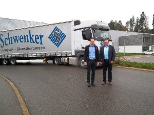 Mit dem Erwerb des früheren Magna-Werkes erweitern Reinhold (links) und Friedrich Schwenker das Neubulacher Transportunternehmen um einen Standort in Althengstett.Foto: Stocker Foto: Schwarzwälder-Bote