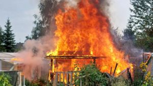 Gartenhaus steht komplett in Flammen