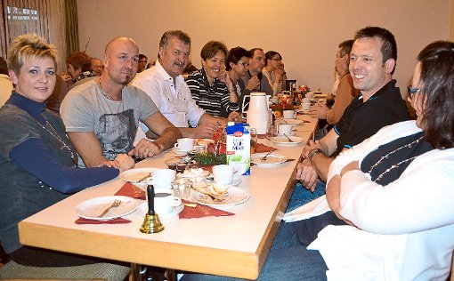 Die Ehrenamtlichen in Renfrizhausen kommen auf Einladung der Ortsverwaltung zu einer Feierstunde zusammen.  Foto: Heidepriem Foto: Schwarzwälder-Bote