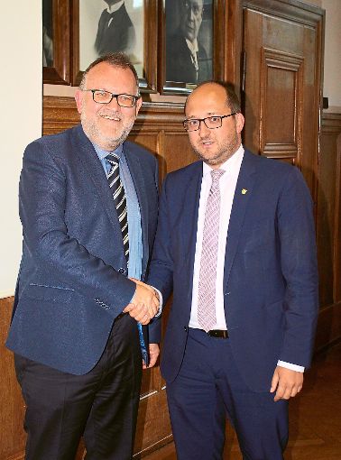 OB Thomas Herzog gratulierte Lutz Strobel (links) zur Wahl. Foto: Stadt