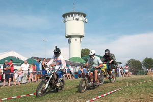 Das Mofarennen um den Großen Preis am Wasserturm am Samstag ist einer der Höhepunkte beim Motorradtreffen der Motorradfreunde Oberiflingen auf dem Sportgelände am Wasserturm.   Foto: Ade Foto: Schwarzwälder-Bote