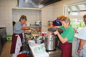 Nur mit vielen ehrenamtlichen Helfern lässt sich ein Fest stemmen. Ein Beispiel: Ein Küchenteam packt beim Fest der katholischen Kirchengemeinde Niedereschach kräftig an.  Foto: Bantle Foto: Schwarzwälder-Bote