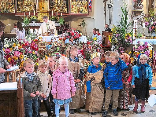 Kinder trugen im Erntedank-Gottesdienst der Pfarrgemeinde St. Martin ein Theaterstück vor.  Foto: Schüle Foto: Schwarzwälder-Bote