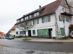 In dieser ehemaligen Gaststätte in der Zeppelinstraße will der Eigentümer Flüchtlinge unterbringen. Foto: Hertle