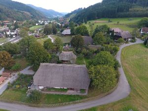 Die Vogtsbauernhöfe des Freilichtmuseums in Gutach in der Übersicht aus der Vogelperspektive  Foto: Gräff