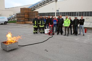 Die Feuerwehr in Deißlingen bekommt von der Firma Knauf einen mobilen Brandsimulator gesponsert. In einer Schulung mit Mitarbeitern wird er gleich ausprobiert.  Foto: Fussnegger Foto: Schwarzwälder-Bote