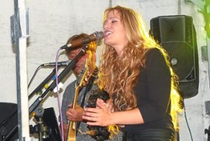 Die Band Rose Wood mit  Sängerin Natalie ließ  es krachen bei ihrem Auftritt im   Rockcafé Kiss  in Hechingen. Foto: Schwarzwälder-Bote
