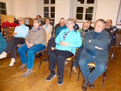 Einige Bürger stellen dem Ortschaftsrat Fützen aktuelle Fragen.  Foto: Suttheimer Foto: Schwarzwälder Bote