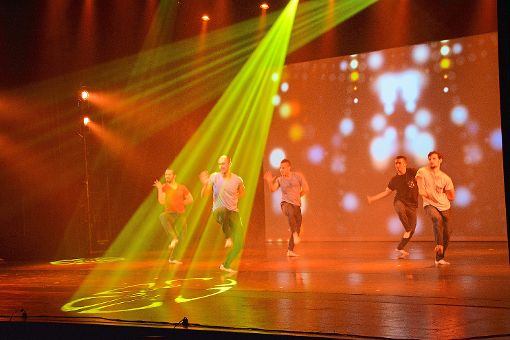 Die Tänzer bewegen sich im Lichtstrahl.  Foto: Jenter Foto: Schwarzwälder-Bote