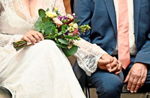 Da kirchliche Trauungen immer unbeliebter werden, feiern viele  Paare die  Eheschließung auf dem Standesamt groß. Foto: dpa/Roberto Pfeil