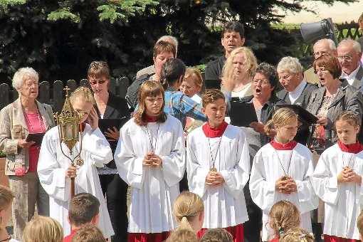 Der Kirchenchor Löffingen bereichert das kirchliche Leben der Gemeinde, wie hier an Fronleichnam:  Foto: G. Bächle Foto: Schwarzwälder-Bote
