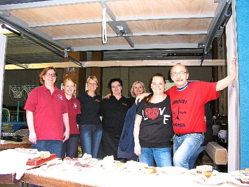 Die Helfer der Vereine packten kräftig mit an und servierten den Besuchern der Bürgerstiftung ein tolles Essen. Foto: Jethon Foto: Schwarzwälder-Bote