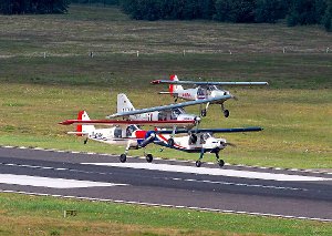 Mit vier Dornier-Do-27 Maschinen ging es für zehn Abenteurer  rund um die Ostsee.   Foto: Bexten Foto: Schwarzwälder-Bote