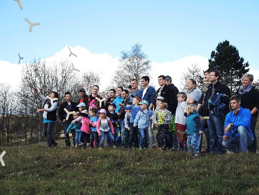 Nach getaner Arbeit ließen die Kinder ihre selbst gebastelten Bumerangs fliegen. Foto: Zentrum Foto: Schwarzwälder-Bote