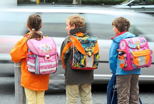 Zum Schutz der Kinder sollten Autofahrer gerade im Bereich von Schulen und Kitas langsam fahren. Doch auch dort  hält sich nicht jeder an die Tempolimits. Foto: Dedert