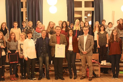 Schulleiter Walter Kinkelin (Mitte) bekam von einer Delegation der Bachakademie die Patenschaftsurkunde überreicht. Foto: Schwarzwälder-Bote
