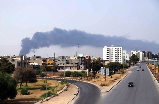 Bei Tripolis ist bei Kämpfen ein Benzinlager in Brand geraten. Foto: dpa