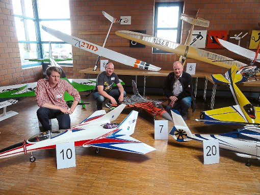 MSG-Mitglied Daniel Rau, Vorsitzender Jörg Oswald und zweiter Vorsitzende Ralf Kindervater (von links) mit den ausgestellten Modellflugzeugen.  Foto:  Schillaci