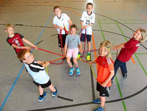 Die Kinder knüpfen ein Netz aus Seilen... Fotos: Schule Foto: Schwarzwälder-Bote