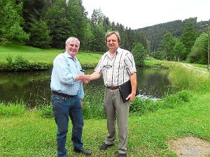 Nach fast 40 Jahren übergibt Kurt Englerth (links) seine Fischzucht  an  Gerhard Kelp. Foto: Blaich Foto: Schwarzwälder-Bote