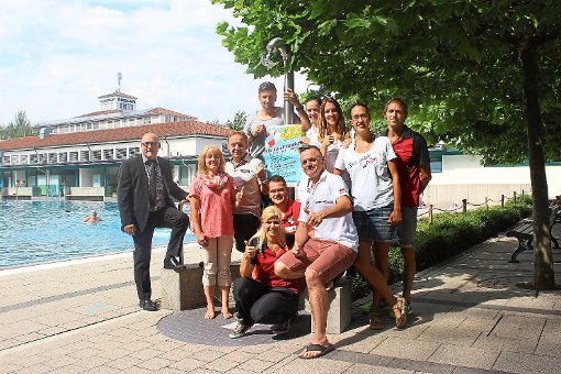 Das Organisationsteam sowie Sponsoren freuen sich auf das fünfte Freibadfest in Balingen. Foto: Smaoui Foto: Schwarzwälder-Bote