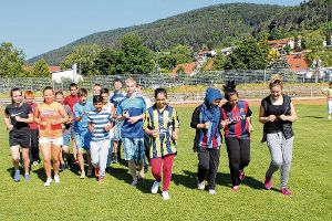 Mädchen und Jungen der Viktor-von-Scheffel-Schule machen sich vor den Trainingseinheiten locker.  Foto: Baltzer Foto: Schwarzwälder-Bote
