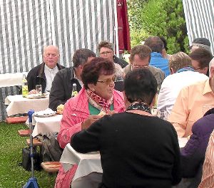 Viel los war bei der Hockete des Trillfinger Obst- und Gartenbauvereins. Auch Pfarrer Dieter Mayer (hinten links) gehörte zu den Besuchern des Sommerfestes. Foto: Schwarzwälder-Bote