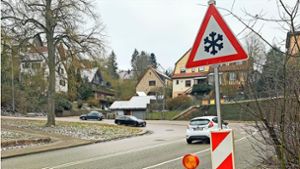 Ein Schild warnt an der Stuttgarter Straße vor Glätte – aus gutem Grund. Foto: Luis Krumm