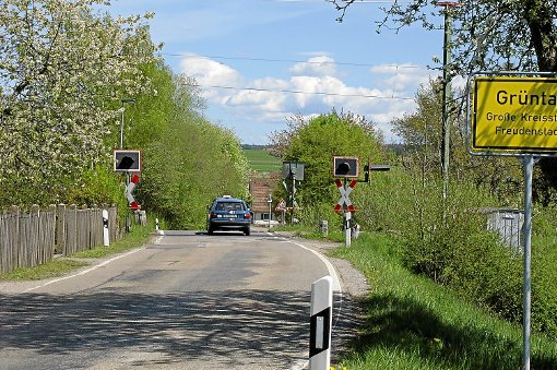 Der im Frühjahr fast schon idyllisch anmutende Bahnübergang in Grüntal weicht einem neuen Haltepunkt.   Foto: Breitenreuter