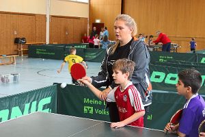 Kinder aus  der Wiestalschule in Emmingen und ihrer Außenstelle im Kernen lernten gemeinsam   den  Tischtennissport näher kennen.  Foto: Palik Foto: Schwarzwälder-Bote