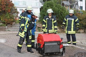 Die Unterbränder Feuerwehr startet ihre Pumpe bei der Herbstprobe. Foto: Rademacher Foto: Schwarzwälder-Bote