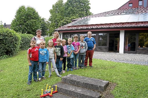 Mit Hannelore Ellinger erleben  die Kinder einen unterhaltsamen Nachmittag mit Singen und Spielen.  Foto: Vögele Foto: Schwarzwälder-Bote