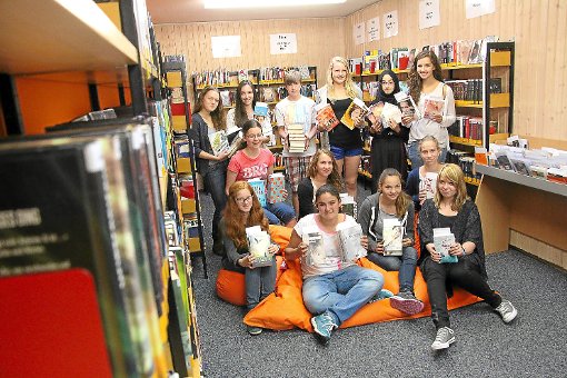Inmitten von Büchern: Diese Schüler des Romäusgymnasiums haben gezeigt, dass sie noch Bock auf Buch haben.  Foto: Schreijäg Foto: Schwarzwälder-Bote
