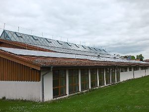 Die Stadt erwirbt Anteile bei der Bürger-Energie-Genossenschaft und hat bereits gute Erfahrungen mit Solaranlagen  wie auf der Sporthalle. Foto: Stocker Foto: Schwarzwälder-Bote