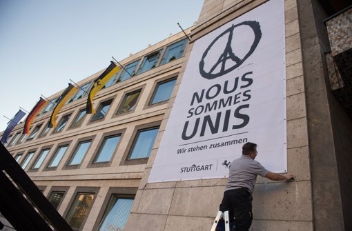 Am Stuttgarter  Rauhaus weht seit Montag ein Banner mit der Aufschrift „Nous Sommes Unis“ (Wir sind vereint). Foto: dpa
