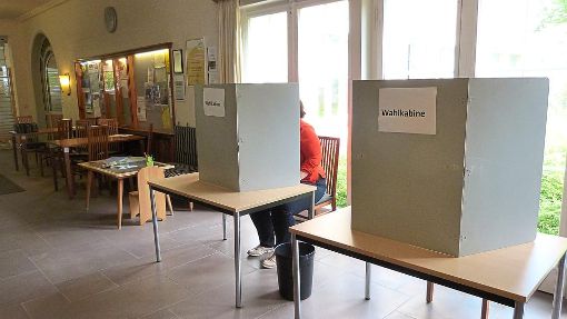 In zwei Wahlkabinen können Briefwähler ihre Stimmen gleich im Rathaus abgeben. Foto: Breitenreuter