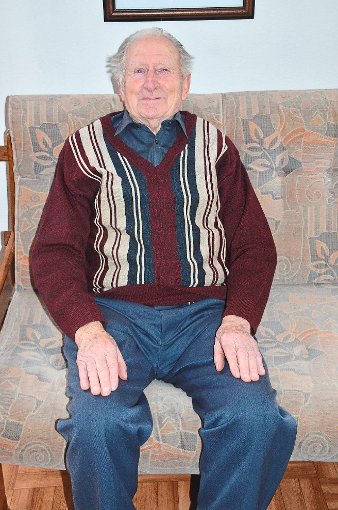 Josef Engel aus Empfingen hält sich auch mit seinen 90 Jahren noch durch tägliche Spaziergänge fit. Foto: Baiker Foto: Schwarzwälder-Bote