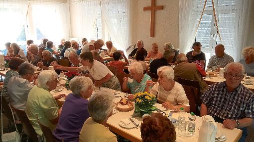 Die Senioren stärkten sich mit Brezeln und Getränken. Foto: Breitling Foto: Schwarzwälder-Bote
