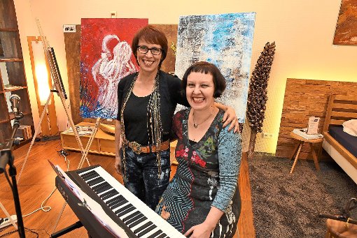 Kunst und Musik gingen eine Symbiose ein: Die Schwestern, Künstlerin Karin Letzgus, und die Musikerin Annette Probst berührten Seelen.  Foto: Maier Foto: Schwarzwälder-Bote